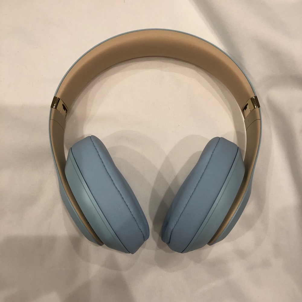 Light Blue Beats Studio 3 by Dr. Dre